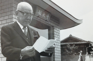 千秋殿落成式で挨拶する初男（1972年）